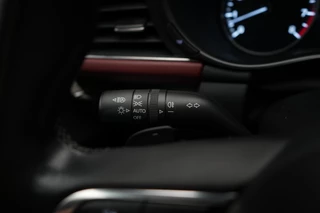 Mazda 3 Mazda 3 2.0 e-SkyActiv-X Luxury automaat i-Activesense pakket met Sunroof en rood leer pakket : dealer onderhouden en 24 maanden verlengde garantie - afbeelding nr 28