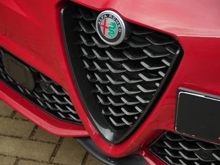 Alfa Romeo Giulia Alfa Romeo Giulia 2.0 Turbo 280 PK Competizione Q4 AWD | Harman | Veloce | 19