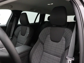 Volvo V60 Volvo V60 T6 PLUG-IN HYBRID ESSENTIAL EDITION 19INCH GETINT GLAS STOELVERW - afbeelding nr 11