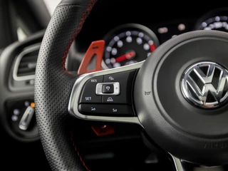 Volkswagen Golf 230Pk Automaat (SCHUIFDAK, APPLE CARPLAY, NAVIGATIE, ALCANTARA, DYNAMISCHE KNIPPERLICHTEN, STOELVERWARMING, CAMERA, KEYLESS, ADAPTIVE CRUISE, GETINT GLAS, NIEUWE APK, NIEUWSTAAT) - afbeelding nr 19