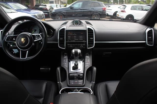 Porsche Cayenne Porsche Cayenne 3.0 S E-Hybrid / Panoramdak / Camera / 20'' / Luchtvering / Bose / Sportchrono / Stuurverwarming / Leder / Stoelverwarming / Cruise Control - afbeelding nr 2