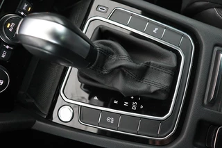 Volkswagen Passat Volkswagen Passat 1.5 TSI R Line | Stoelverwarming | Matrix LED |  Adaptive cruise | Carplay | Leder/Alcantara | Navigatie | Parkeerhulp - afbeelding nr 18