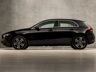 Mercedes-Benz A-Klasse Mercedes-Benz A-Klasse 250 e Business Solution Luxury 218Pk Automaat (GROOT NAVI, SFEERVERLICHTING, WIDESCREEN, CAMERA, LEDER, STOELVERWARMING, SPORTSTOELEN, CRUISE, LANE ASSIST, NIEUWSTAAT) - afbeelding nr 2