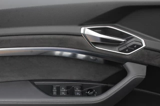 Audi e-tron Audi e-tron Sportback 50 quattro S edition 71 kWh / Panoramadak / Camera / Luchtvering / 20'' / Leder&Alcantara / DAB / ACC / Navigatie / Stoelverwarming - afbeelding nr 17