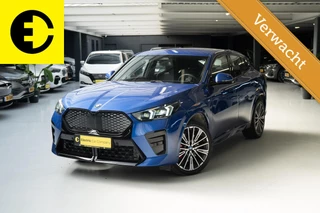 BMW iX2 eDrive20 65 kWh | 96,9% SOH | Alcantara stoelen | Camera