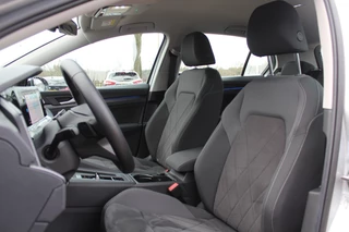 Volkswagen Golf Volkswagen Golf 1.5 eTSI Style / Camera / Head-up / Virtual Cockpit / Leder&Alcantara / 17'' / Keyless / ACC / DAB / Full LED / Stoelverwarming - afbeelding nr 4