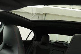 Mercedes-Benz A-Klasse Mercedes-Benz A-klasse 200 AMG | Panoramadak | Carplay |  Stoelverwarming | Keyless | Leder/Alcantara | Camera | Sfeerverlichting | Widescreen | Full LED - afbeelding nr 27