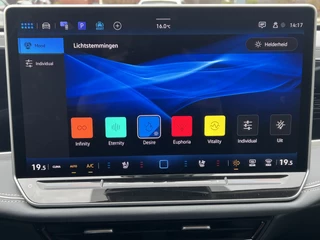 Volkswagen Passat Navigatie Panoramadak Trekhaak IQ Light Leder Elek Stoelen + Verwarming + Koeling + Massage 360 Camera Extra Getint Glas Vol Opties BTW Auto MHEV - afbeelding nr 24