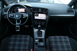Volkswagen Golf Volkswagen Golf 7.5 GTI DSG / Vol Opties! / 230PK! / DSG / ACC / Pano / Virtual Cockpit / Camera / Keyless / Navi / 19
