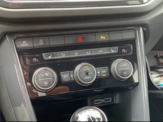 Volkswagen T-Roc Volkswagen T-Roc 1.5 TSI Sport Business 3x R-Line / Camera / Virtual Cockpit / Navigatie / 19'' / Keyless / Stoelverwarming / ACC - afbeelding nr 28