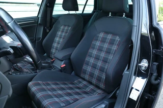Volkswagen Golf Volkswagen Golf 7.5 GTI DSG / Vol Opties! / 230PK! / DSG / ACC / Pano / Virtual Cockpit / Camera / Keyless / Navi / 19