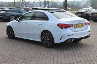 Mercedes-Benz A-Klasse Mercedes-Benz A-Klasse 180 Business Solution AMG / Panoramadak / Camera / Sfeerverlichting / Apple CarPlay / 18'' / DAB / Stoelverwarming / Cruise Control - afbeelding nr 3