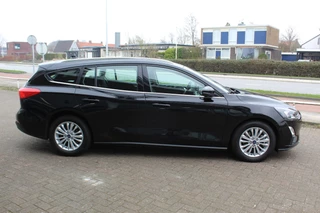 Ford Focus Ford Focus Wagon 1.0-125pk EcoBoost Mild-hybrid Titanium. Mooie, ruime, luxe en comfortabele Ford Focus wagon ! Volautm. airco dual, camera, stoel-, stuur- en voorraamverw., easy entry/easy go, cruise control, Isofix, side- en lane assist, parkeersensoren v+a, LM wielen etc. - afbeelding nr 44