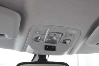 Peugeot 208 Peugeot 208 1.2 110PK AUTOMAAT SIGNATURE | NAVIGATIE | APPLE CARPLAY/ANDROID AUTO | PARKEERSENSOREN | DAB+ RADIO | LICHTMETALEN VELGEN | GETINTE RUITEN | CLIMATE CONTROL | CRUISE CONTROL | - afbeelding nr 17