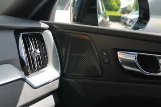 Volvo XC60 Volvo XC60 T6 Recharge AWD R-Design | Longe Range | Panoramadak | Stoelverwarming | 360° Camera | HUD | Trekhaak | Harman / Kardon | Glossy Black - afbeelding nr 45