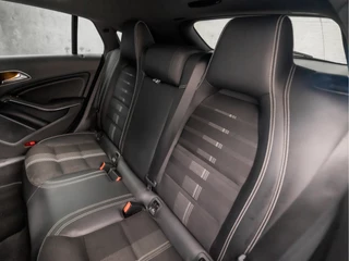 Mercedes-Benz CLA Mercedes-Benz CLA Shooting Brake 180 AMG Sport Automaat (GROOT NAVI, LEDER, CAMERA, GETINT GLAS, STOELVERWARMING, PORTSTOELEN, PARKEERSENSOREN, CRUISE, ZWART HEMEL, NIEUWE APK, NIEUWSTAAT) - afbeelding nr 14