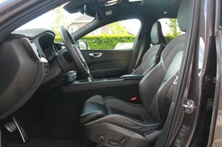 Volvo XC60 Volvo XC60 T6 Recharge AWD R-Design | Longe Range | Panoramadak | Stoelverwarming | 360° Camera | HUD | Trekhaak | Harman / Kardon | Glossy Black - afbeelding nr 18