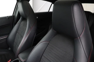 Mercedes-Benz A-Klasse Mercedes-Benz A-klasse 160 AMG Night | Panoramadak | Camera | Full LED |  Navigatie | Trekhaak | Cruise control | Park Assist | Airco | Half leder | Sportstoelen - afbeelding nr 5