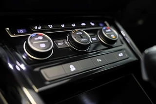 Volkswagen Touran Volkswagen TOURAN 1.5 TSI R Line 7 Persoons / AUT / ACC / Navi / Camera / Open Panoramadak / Led / Pdc / Trekhaak / 17 Inch - afbeelding nr 10