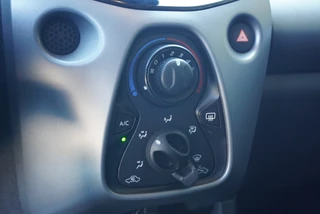 Toyota Aygo Toyota Aygo 1.0 VVT-i x-play Automaat | Navigatie | Cruise | NAP | Airco - afbeelding nr 19