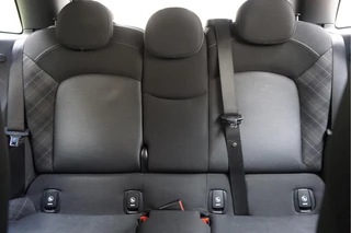 MINI Cooper MINI Cooper Mini 1.5 Pepper | NL AUTO | HUD | Sportinterieur (leer/ stof/ stoelverwarming) | Apple Carplay | Sfeerverlichting | 17inch | LED pakket | Keyless GO/ ENTRY | DUAL ZONE CLIMATE | Bonnet Stripes | Zwart dak | Front- achterspoiler - afbeelding nr 35
