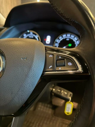 Škoda Superb Skoda Superb Combi 2.0 TDI Laurin & Klement Pano 190pk DSG - afbeelding nr 26
