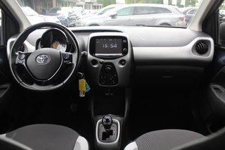 Toyota Aygo Toyota Aygo 1.0 VVT-i x-play / Camera / Navigatie / 15'' / Bluetooth / Airco - afbeelding nr 2