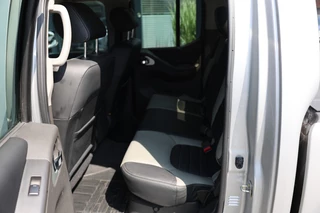 Nissan Navara Nissan Navara 2.5 DCI DUBBEL CABINE SE A/T 5 SITZ 4WD VAN MARGE - afbeelding nr 9