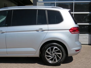 Volkswagen Touran Volkswagen Touran 1.2 TSI CON. SERIES ,,SOUND'' / Camera / Wegklap.haak / Stoelverwarming / - afbeelding nr 18