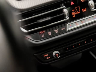 BMW 1 Serie Automaat (PANORAMADAK, M PAKKET, APPLE CARPLAY, GROOT NAVI, STOELVERWARMING, LEDEREN SPORTSTOELEN, CAMERA, GETINT GLAS, M SPORT BESTURING, SFEERVERLICHTING, NIEUWE APK, NIEUWSTAAT) - afbeelding nr 11