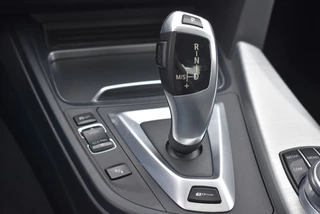 BMW 3 Serie BMW 3 Serie 330E HIGH EXEC. / SCHUIF KANTELDAK / STOELVERWARMING / LEDERE BEKLEDING - afbeelding nr 24