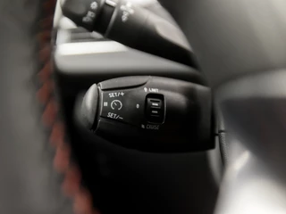 Peugeot 2008 Automaat (PANORAMADAK, APPLE CARPLAY, NAVIGATIE, CLIMATE, STOELVERWARMING, LEDER, SPORTSTOELEN, GETINT GLAS, CRUISE, LM VELGEN, NIEUWSTAAT) - afbeelding nr 22