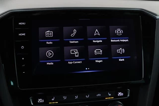 Volkswagen Passat Volkswagen Passat 1.5 TSI R Line | Stoelverwarming | Matrix LED |  Adaptive cruise | Carplay | Leder/Alcantara | Navigatie | Parkeerhulp - afbeelding nr 24