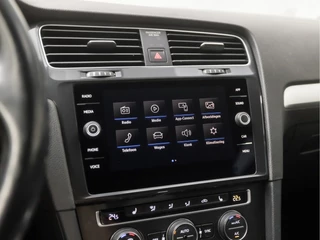 Volkswagen Golf Automaat (APPLE CARPLAY, CLIMATE, STOELVERWARMING, SPORTSTOELEN, LM VELGEN, GETINT GLAS, CRUISE, NIEUWSTAAT) - afbeelding nr 24