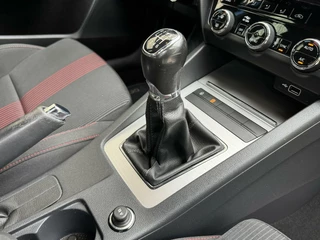 Škoda Octavia Skoda Octavia Combi 1.0 TSI Sport Navigatiesysteem | Trekhaak | Apple CarPlay | Climate control | Cruise control | Getint glas | Parkeersensoren achter - afbeelding nr 46