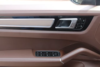 Porsche Cayenne Porsche Cayenne 3.0 E-Hybrid / Trekhaak / 360Camera / Burmester / Sportdesign / Sportchrono / Softclose / 21'' / Luchtvering / Keyless / Stuurverwarming / Matrix LED / DAB - afbeelding nr 35
