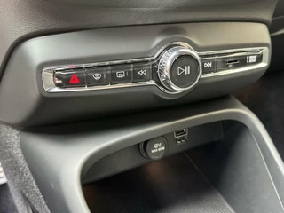Volvo XC40 Volvo XC40 1.5 T5 Twin Engine R-Design Automaat | Achteruitrijcamera | LED verlichting | Trekhaak uitklapbaar | Stoelverwarming | Climate control | Cruise control adaptief | Dode hoek detectie | Getint glas | Parkeersensoren voor en achter - afbeelding nr 27