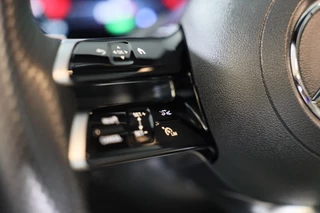 Mercedes-Benz C-Klasse Mercedes-Benz C-klasse 300 e AMG 63 Look / 360 Camera / Acc / Lane Assist / Elek Stoelen / Leder / Open Pano / Dode Hoek / 20 Inc - afbeelding nr 12