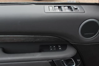 Land Rover Discovery Land Rover Discovery 3.0 Td6 HSE Luxury 7p. / Trekhaak / Panoramadak / 360Camera / 22'' / Volleder / Virtual Cockpit / Stuurverwarming / Keyless / Luchtvering / Meridian / DAB / Stoelverwarming / Cruise Control - afbeelding nr 32