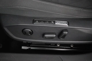 Volkswagen Golf Volkswagen Golf 1.5 TSI Life Business (STOELVERWARMING, NAVIGATIE, ELEKTR STOELEN, DIGITAAL DASHBOARD, PARKEERSENSOREN, NL-AUTO) - afbeelding nr 17