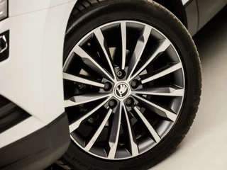 Škoda Karoq Automaat (APPLE CARPLAY, GROOT NAVI, CAMERA, LEDER/ALCANTARA, STOELVERWARMING, SPORTSTOELEN, ADAPTIVE CRUISE, GETINT GLAS, PARKEERSENSOREN, LED KOPLAMPEN, NIEUWE APK, NIEUWSTAAT) - afbeelding nr 17