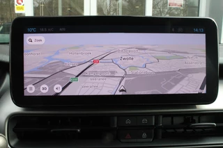 Jeep Avenger Jeep Avenger ALTITUDE 156PK 54 kWh | 3-FASE | ELEKTRISCH BEDIENBARE ACHTERKLEP | ACHTERUITRIJ CAMERA | NAVIGATIE | DRAADLOZE APPLE CARPLAY/ANDROID AUTO | ALL SEASON BANDEN | LICHTMETALEN VELGEN 17