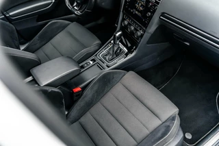 Volkswagen Golf Volkswagen Golf 2.0 TSI 4Motion R Pano Camera ACC - afbeelding nr 44