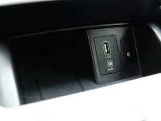 Hyundai Kona Hyundai Kona EV Premium 64 kWh | Trekhaak | Achteruitrijcamera | Dodehoek det - afbeelding nr 41