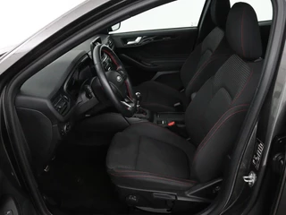 Ford Focus Ford Focus 1.0 EcoBoost ST Line | Stoel & stuurverwarming |  Carplay | Navigatie | Climate control | Parkeerhulp | Cruise control | Bluetooth - afbeelding nr 4