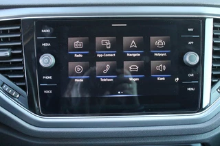Volkswagen T-Roc Volkswagen T-Roc Cabrio 1.5 TSI 150PK AUTOMAAT R-LINE | VIRTUAL COCKPIT | STOEL/STUUR VERWARMING | 19