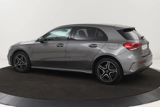 Mercedes-Benz A-Klasse Mercedes-Benz A-klasse 250e AMG Night | Carplay | Stoelverwarming |  Camera | Sfeerverlichting | Navigatie | Widescreen | Park Assist | Leder/Alcantara - afbeelding nr 2