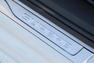 Škoda Superb Skoda Superb Combi 1.4 TSI 218 pk  iV Laurin & Klement PHEV trekhaak - afbeelding nr 81