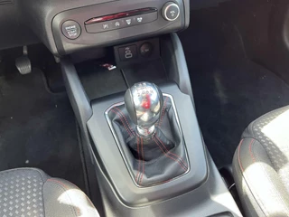 Ford Focus Ford Focus 1.0 EcoBoost Hybrid ST Line 125PK Winterpack Cruise Navi Camera SYNC4 Climate Privacy Glass Parkeersensoren *Sportief* - afbeelding nr 26