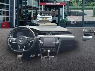 Volkswagen Passat Volkswagen Passat 1.8 TSI DSG R-LINE PANO-DAK/TREKHAAK/360-CAMERA/LEDER/NAVI/ACC/CARPLAY - afbeelding nr 14